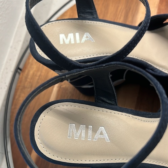 MIA Platform Embroidered Wedges ( size 8.5 ) - Picture 7 of 9